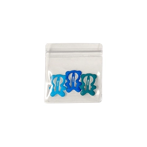 Tres pinzas para el cabello con forma de osito azul en un paquete de plástico transparente