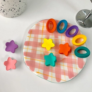 Matte macaron star hair claws for girls in vibrant colors on a decorative ceramic tray