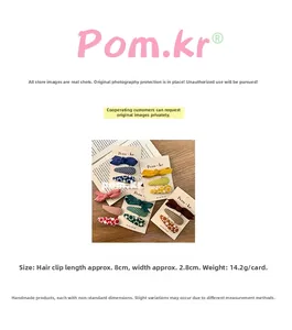 Dettaglio del set di fermagli floreali fatti a mano con dimensioni 8 cm per 2,8 cm