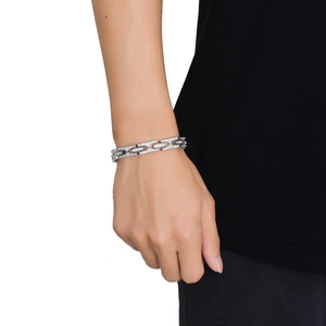 Dettaglio della collana a catena cubana argentata con maglie geometriche e zirconi