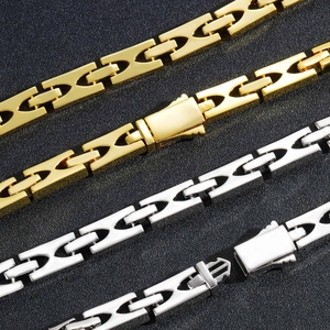 Dettaglio macro del bracciale a maglie geometriche a forma di X in oro e argento