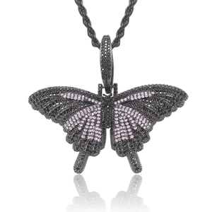 Detailaufnahme des schwarzen Schmetterlingsanhängers mit rosa Zirkonia an der Kordelkette
