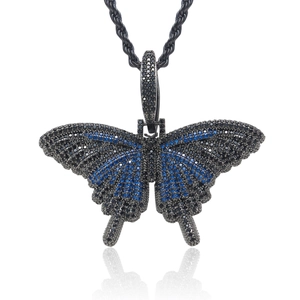 Detailansicht der Schmetterling-Halskette mit blau-schwarzen Zirkonia auf schwarzer Kordelkette