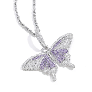 Detail eines Iced Out Schmetterling-Anhängers mit lila Zirkonia an einer Kordelkette