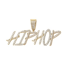 Dettaglio del ciondolo HIPHOP placcato oro con zirconi incastonati per stile hip hop