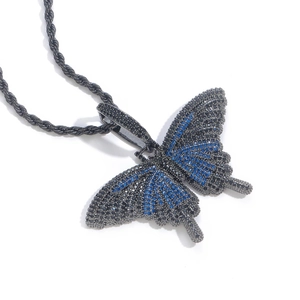 Detailansicht des Schmetterlingsanhängers mit blau-schwarzen Mikro-Zirkonia Steinen