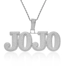 Dettaglio del ciondolo hip hop JOJO personalizzato con placcatura argento e micro-pave di pietre