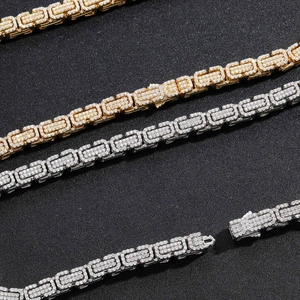 Dettaglio catena bizantina hip hop con zirconi micro-pave in finiture oro e argento