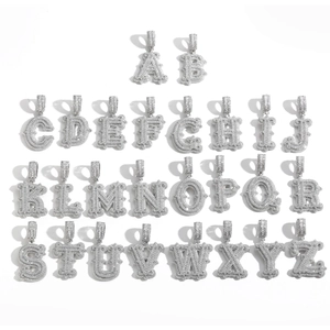 Pendentifs 26 lettres hip hop avec pierres baguette et rondes en finition argent
