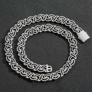 Collana cubana infinity da 12mm da uomo con zirconi baguette su uno sfondo nero