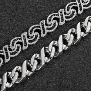 Dettaglio macro della catena cubana da 12 mm con zirconi neri in stile hip hop uomo