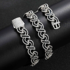 Dettaglio macro della catena cubana 12mm con zircone nero e finitura argento