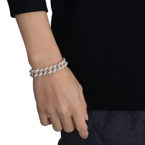 Bracelet cubain 15mm tricolore de luxe avec zircons sertis porté par un mannequin homme