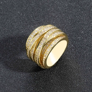 Vue macro de la bague multicouche dorée avec micro-pavage de zircons blancs brillants