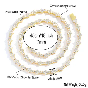 Détail macro d'une chaîne tennis dorée de 7mm avec des zircons 5A+