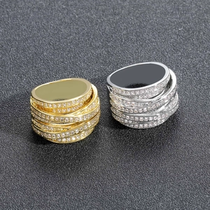 Bague hip hop multi-rangs entrelacée avec cristaux pavés en finitions or et argent