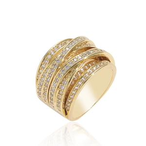 Anello multistrato dorato con pavé di cristalli scintillanti dal design a fascia larga