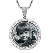 Personalisierte silberne Herzkette mit weißen Steinen und individuellem Fotodetail