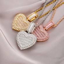 Detail der eisgekühlten Herz-Medaillons in Gold, Silber und Roségold mit Kordelkette
