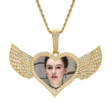 Detailansicht des Herzflügel-Anhängers mit goldenem Rahmen und individuellem Foto