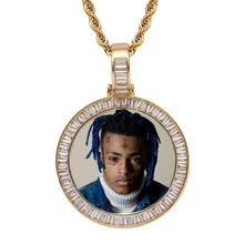 Detail eines individuellen Goldanhängers mit Zirkonia-Steinen und Hip-Hop-Kette