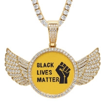 Makroaufnahme von Hip Hop Flügelanhänger mit Black Lives Matter Slogan und Zirkonia Steinen