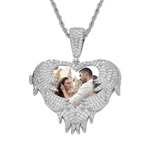 Detailaufnahme von Herz-Flügel Medaillon mit Zirkonia-Besatz und gedrehter Seilkette