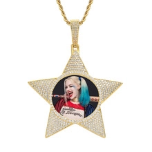 Detailansicht eines goldenen Stern-Fotomedaillons mit funkelnden Strasssteinen und Kette