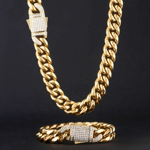 Détail de la chaîne cubaine hip-hop avec cristaux de zircon micro-pavés sur le fermoir