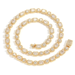 Collier hip hop doré 8mm avec cristaux de zircon carrés et ronds sur un fond blanc pur