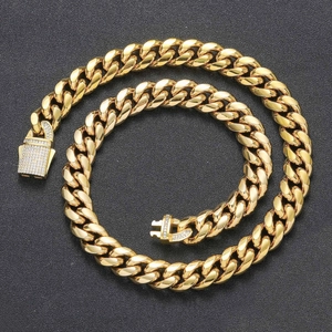 Détail d'un collier à mailles gourmette dorées avec fermoir à boîte serti de zircons