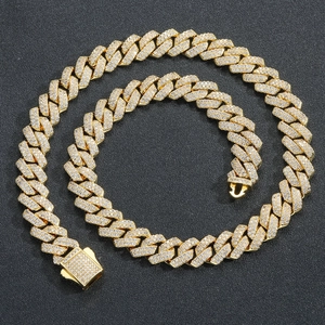 Chaîne cubaine 13mm dorée pour homme sertie de zircons brillants sur fond noir élégant