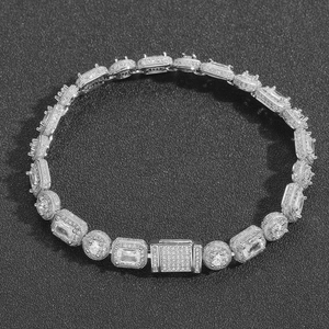 Vue détaillée du bracelet hip-hop en argent avec cristaux scintillants et zircons cubiques