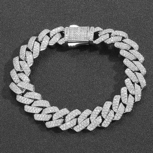Bracelet cubain hip hop de 13mm en argent avec zircons sur fond texturé noir