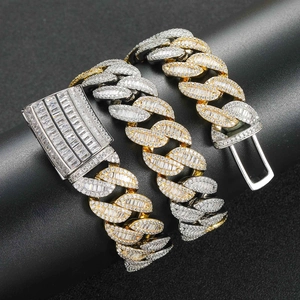 Dettaglio macro della catena cubana 20mm bicolore oro rosa con zirconi incastonati