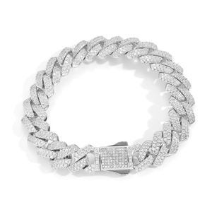 Détail de bracelet à maille cubaine argentée avec zircons et fermoir à boîte sécurisé