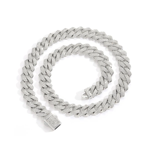 Détail de la chaîne cubaine 13mm en argent sertie de zircons avec fermoir à ressort