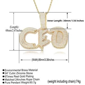 Vue détaillée du grand pendentif lettre CEO avec dimensions 86x68mm et chaîne torsadée