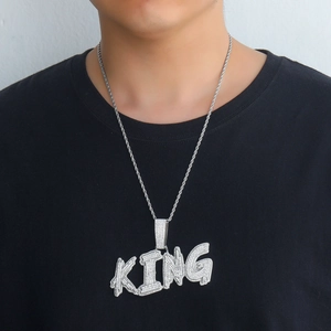 Collier hip hop avec pendentif KING, finition argent, zircons et chaîne cordelette
