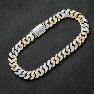 Dettaglio della catena Miami Cuban bicolore da 20mm con zirconi a taglio baguette
