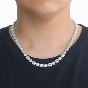 Gros plan d'un collier hip hop 8mm avec pierres de zircone cubiques carrées et rondes argent