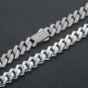 Détail des chaînes cubaines de 13 mm serties de zircones cubiques et polies brillantes