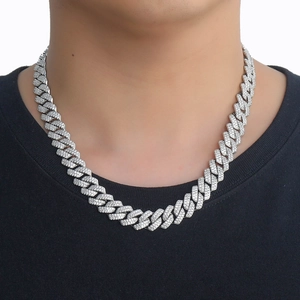 Chaîne cubaine 13mm argentée sertie de zircons portée par un homme sur t-shirt noir