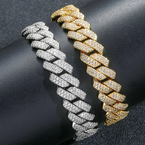Détail des chaînes cubaines 13mm or et argent glacées avec pavage de zircon étincelant