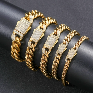 Bracelets à maillons cubains dorés de largeurs variées avec fermoir strass sur support noir
