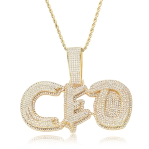 Détail du pendentif CEO serti de cristaux sur une chaîne torsadée dorée