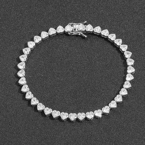Dettaglio del bracciale tennis con zirconi a cuore da 5 mm e chiusura argento