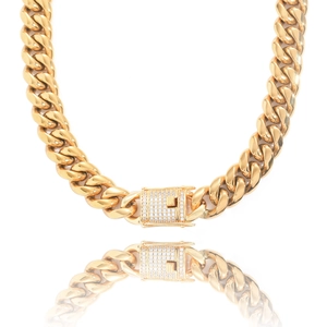 Détail d'une chaîne cubaine hip-hop avec boucle en zircon micro-pavé doré