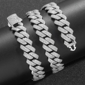 Détail de la chaîne cubaine argentée de 13mm avec fermoir en diamant sur support noir