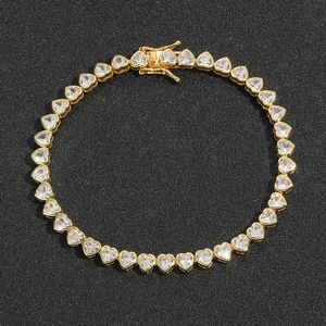 Dettaglio del bracciale tennis a cuore dorato da 4mm con zirconi e doppia chiusura di sicurezza